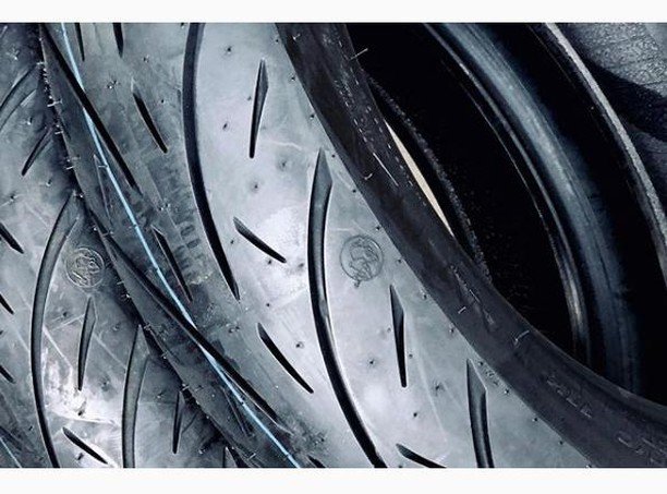 MetzelerMotoUSA's tweet image. A set of Cruisetecs ready to get mounted! 🐘 Someone is about to experience #PerformancePerfected.
📸 @automotophoto