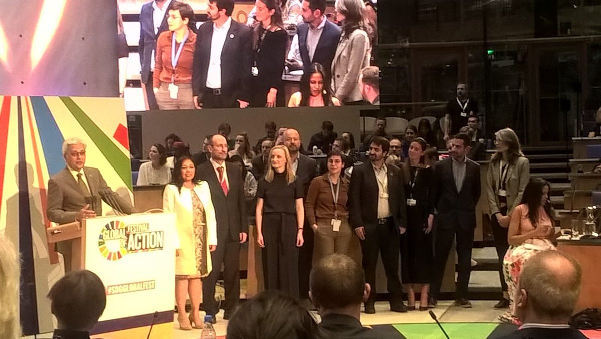 UNFCCC's tweet image. Sir David Attenborough helped achieve a good result at #COP24 by explaining the linkages between the protection of human civilization and the natural world &amp;amp; #ClimateAction.

Today, the @UN’s #TakeYourSeat campaign was amongst the #SDGAwards winners 👉 bit.ly/2Ra8148