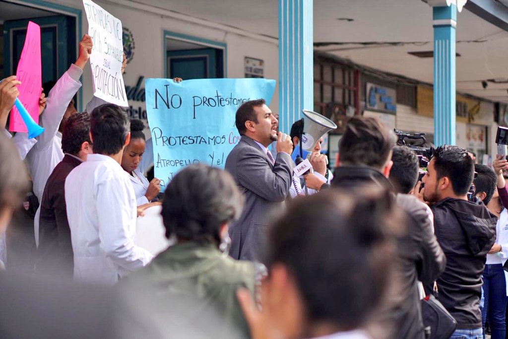 UNLoficial's tweet photo. #EstipendioJusto | Autoridades de nuestra Universidad respaldan a los estudiantes de la Facultad de la Salud Humana en este plantón pacífico en la @GoberLoja. https://t.co/6sMu2yworC