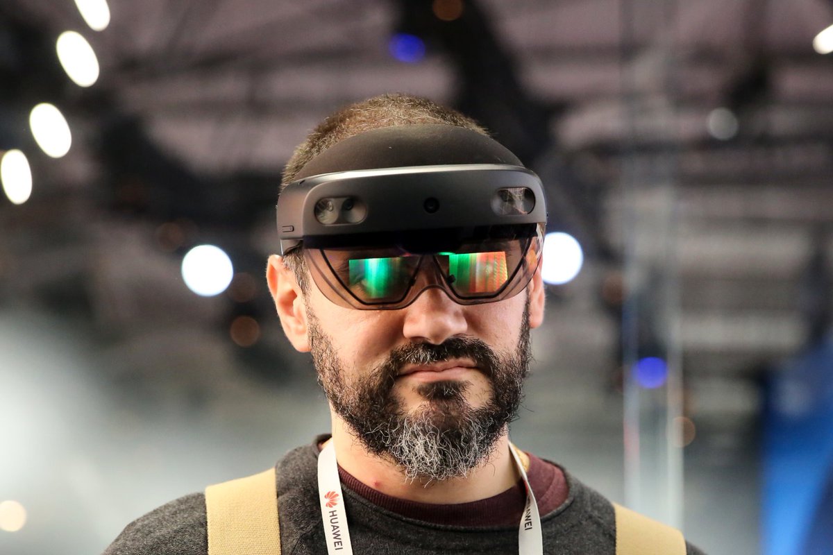 engadget's tweet photo. Microsoft says the HoloLens 2 Development Edition will be available by the end of May for $3,500 https://t.co/pRWkJpOLTC https://t.co/LvsQ2KjiKI