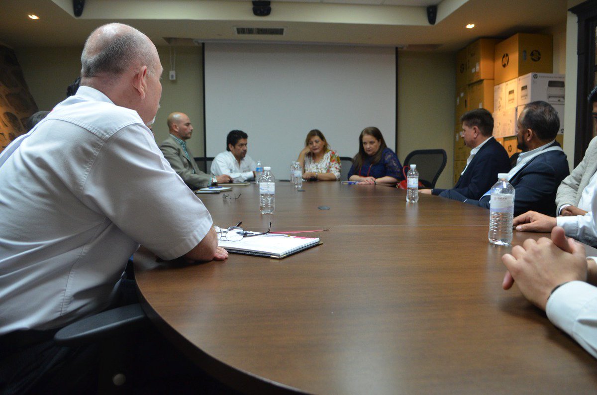 Seguro_Popular's tweet photo. El día de hoy la Comisionada @ivonnecisnerosL se reunió con la Junta Directiva del #REPSS Chihuahua, presidida por su Directora, la Dra. María del Rosario Vázquez Olivas. Posteriormente, la titular de la #CNPSS conversó con el personal que forma parte del REPSS estatal. https://t.co/nwrdip54P5