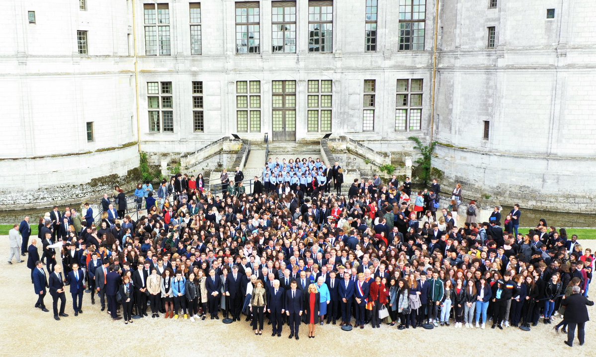 GillesPecout's tweet photo. La rencontre des deux présidents @EmmanuelMacron et Sergio Mattarella @Quirinale à Amboise et à Chambord en mémoire de Léonard de Vinci, devant 500 élèves, étudiants et apprentis redit le poids et l'intérêt d'une coopération franco-italienne artistique,culturelle et scientifique. https://t.co/1ly6dMORMT