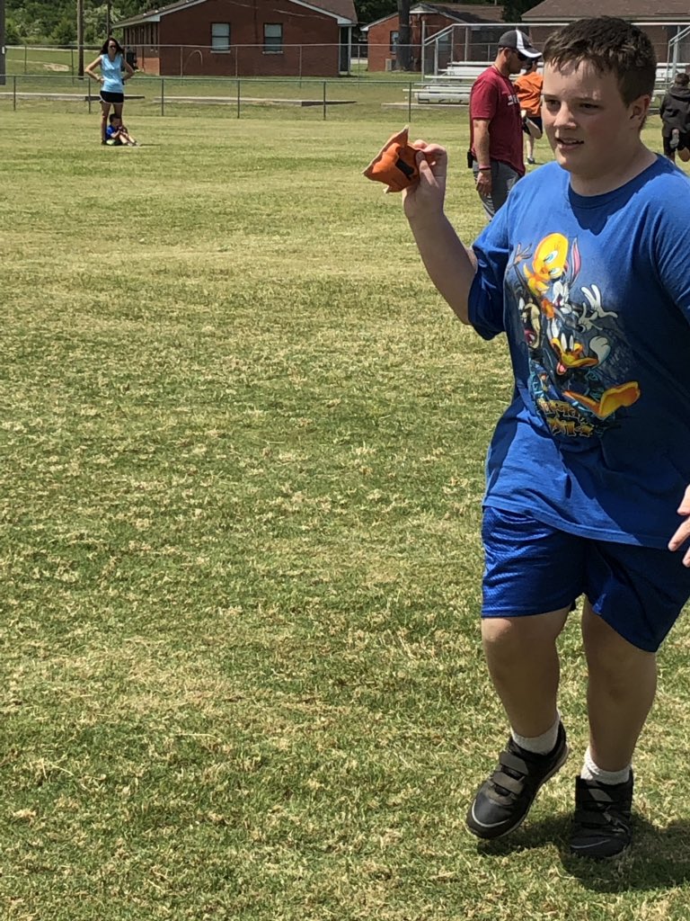 pagejay002's tweet photo. 5th Grade students having fun in their relay races at Field Day today! #weststory https://t.co/Z8RghIAoRL