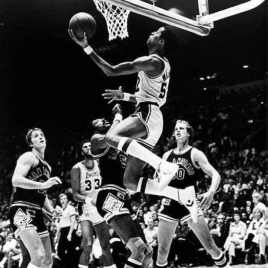 Happy birthday Jamaal Wilkes. Favorite Basketball player 