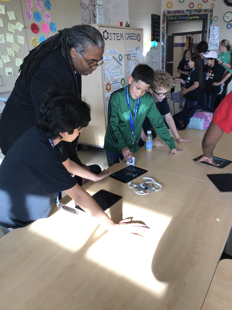 KellyJCarey's tweet image. #azkstem sharing one of our coding projects with @Physics70 @MNPS_STEAM