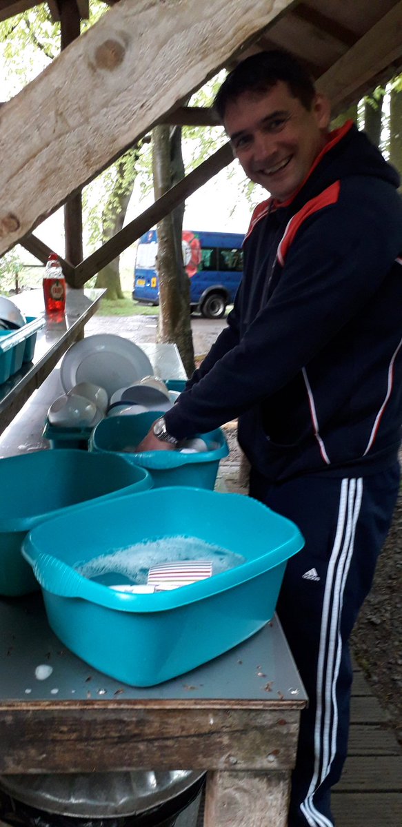 KingsStAlbans's tweet photo. A huge big 'thank you' from Year 3 to Mr Chapman who volunteered to do ALL the washing up - after spaghetti Bolognese! #EqualOpportunities #HandsOnHead #GrowthMindset https://t.co/wHiINhtDd6