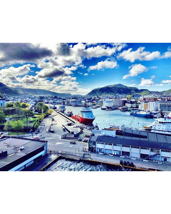 What a glorious, if somewhat breezy day in Bergen. Even managed to catch up on the quayside with the hugely talented and charming @gareth_gates!😊🛳👨🏻‍✈️🎤🎼
•
•
•
•
#pocruises #pandocruises #thisisthelife #Britannia #cruisewithcaptainwes #norway #bergen #popidol <a href="/pandocruises/">P&O Cruises</a>