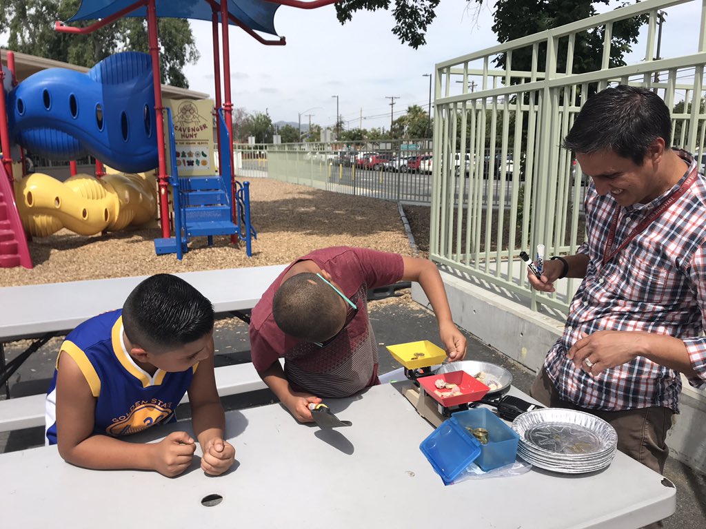 ssdPRIDE's tweet photo. We learning by doing @ssdPRIDE! 4th grade students are currently mining to introduce their new unit! @Mr_Kemery @Mrs_Schipke @SSDKristin @drsmpierce @DawnMinutelli https://t.co/WkoxNH0osC