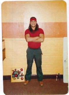 PoliceSPAL's tweet image. CONNAISSEZ-VOUS CET HOMME?  En 1984, le corps de Rose-Marie DOYLE-GIVERIN a été découvert dans un fossé à St-Hubert. Le SPAL cherche à identifier cet homme qui apparaît sur des photos découvertes au cours de l’enquête  chez la victime. Détails: facebook.com/PoliceSpal/