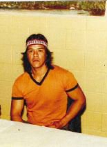 PoliceSPAL's tweet image. CONNAISSEZ-VOUS CET HOMME?  En 1984, le corps de Rose-Marie DOYLE-GIVERIN a été découvert dans un fossé à St-Hubert. Le SPAL cherche à identifier cet homme qui apparaît sur des photos découvertes au cours de l’enquête  chez la victime. Détails: facebook.com/PoliceSpal/