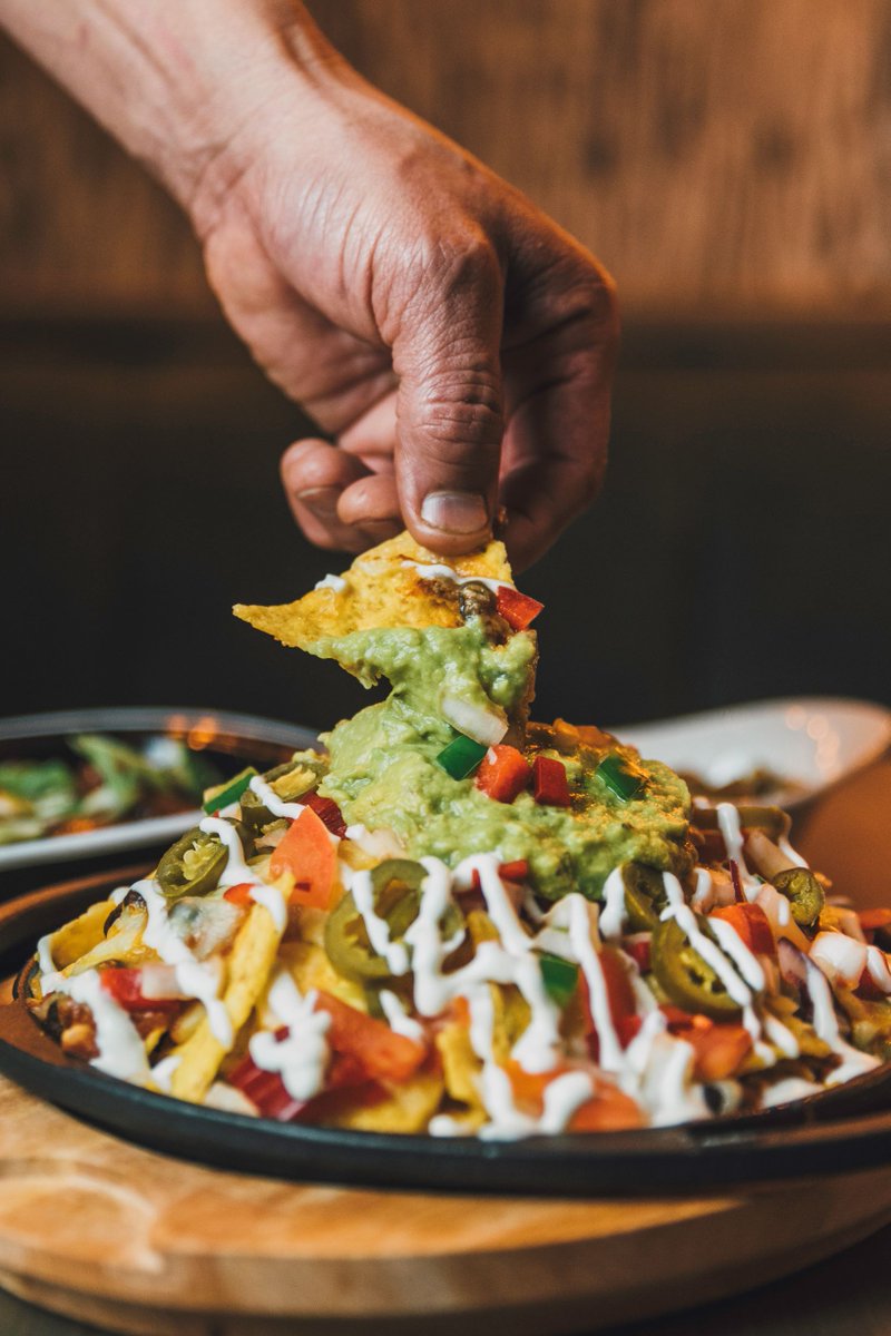 Merece la pena terminar con los dedos pringados cuando es por nuestros Nachos Steakburger acompañados de chile con carne, queso fundido, pico de gallo, jalapeños, guacamole y crema agria 🤤. ¡Menciona a ese colega que siempre insiste en pedirlos!
.
.
.
#LetsMeat #TemplodelaCarne