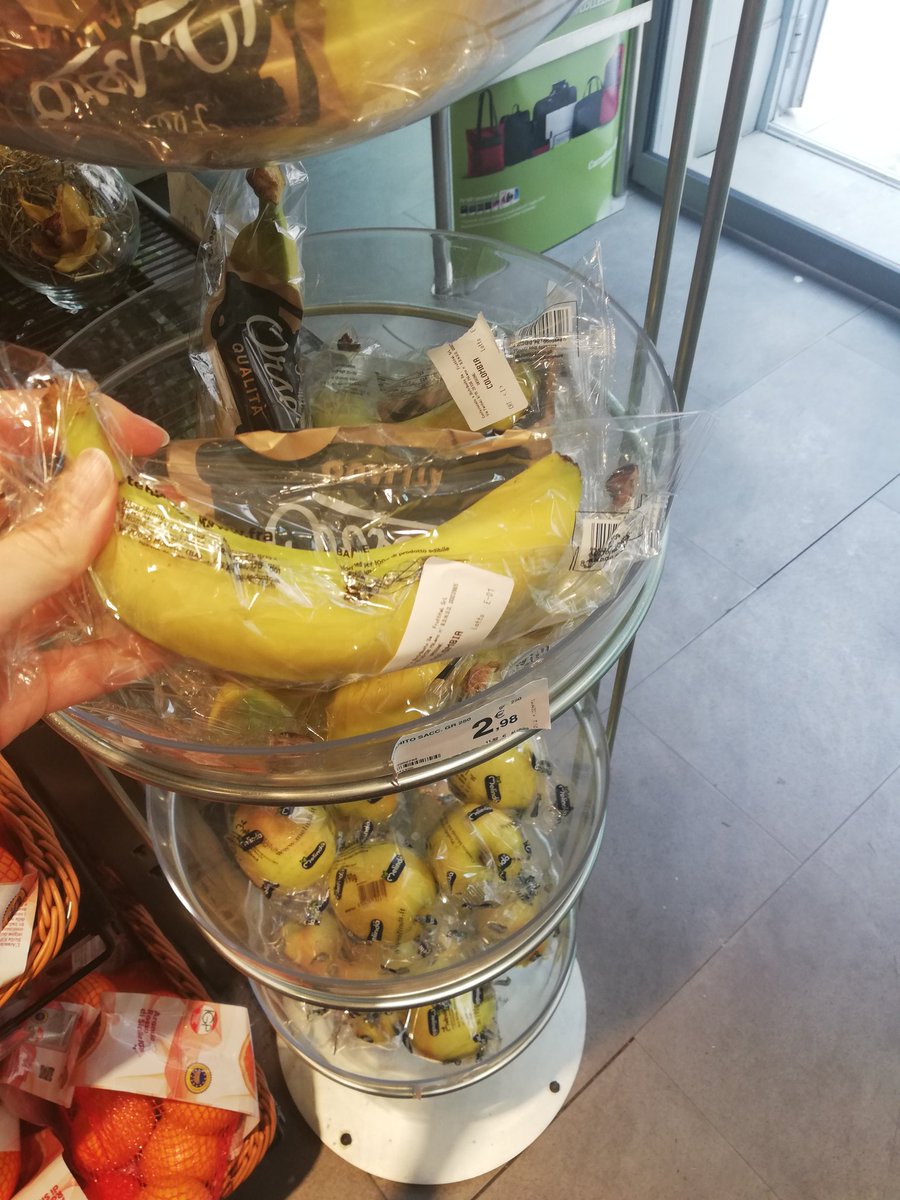 ambrem2's tweet photo. In France in your stores, a consumer can fill its own recipients with only food in a sustainable way. In Italy each fruit is protected with a plastic bag. Please #actforfood in all your countries #environmentemergency @CarrefourFrance @CarrefourGroup https://t.co/Exr6Ppgpd3
