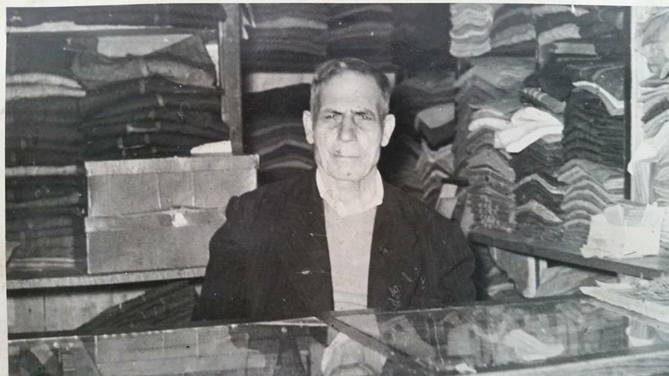ProcentrhicoAC's tweet photo. Hoy les compartimos esta foto de Don Bashir Gazal. Él es el padre de nuestro fundador. En esta fotografía se le ve al frente de su negocio de textiles de la calle de Correo Mayor No 76 en 1946. https://t.co/tQYUJN2xds