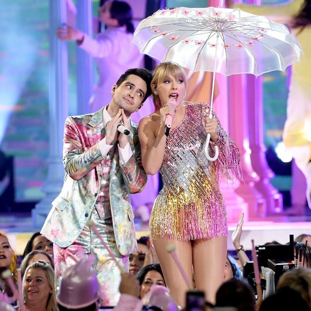 PanicNewsFR's tweet photo. Quelques photos de Taylor et Brendon lors de leur performance hier aux #BBMAs https://t.co/oclQdLl3z8