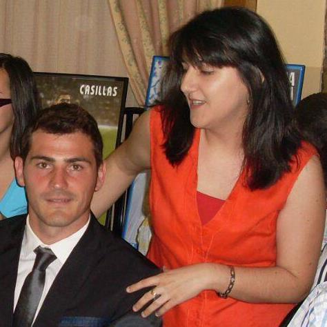Ánimo Capeón!!! <a href="/IkerCasillas/">Iker Casillas</a>  .Esta foto fue el día de su cumple en 2009, en el homenaje que la peña madridista de mi pueblo le hizo a mi padre. Tuvieron la deferencia de venir <a href="/IkerCasillas/">Iker Casillas</a> y <a href="/CFMigueltorres/">CF Miguel Torres</a>. Un detallazo por parte de los dos.