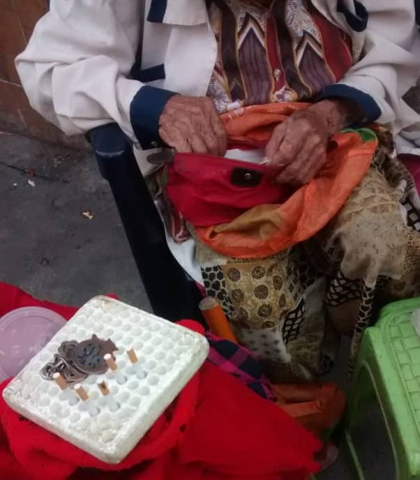 #ServicioPúblico : Abuelita de 86 años necesita ayuda, a su edad ella sigue trabajando todos los días vendiendo cigarros en el mismo lugar de hace muchos años, lamentablemente eso no le alcanza para nada, quien de buen corazón la pueda ayudar con comida seria excelente.