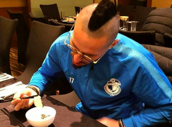 napolista's tweet photo. “Hai lasciato il #Napoli nel momento del bisogno per soldi? E mo magn’t ‘o sushi”
#Hamisk
https://t.co/UUKBtgbsOu https://t.co/xdhKaj54lq