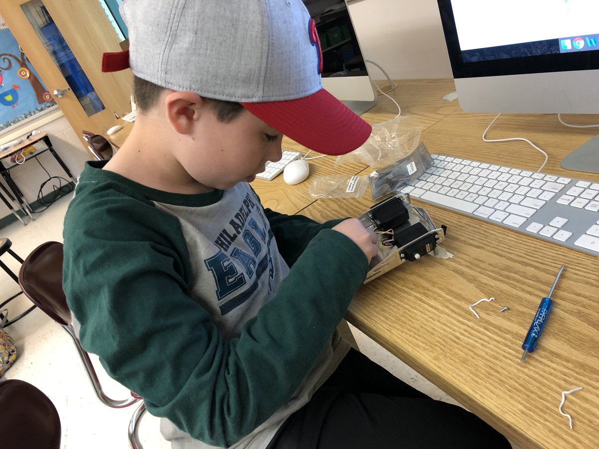 antrimtech's tweet image. Antrim Maker Club starts building a Parallaxy bot so we can LetsRobot!
@MrLogoPtBeach @kimhoffmanteach @BeachDiner_PPB @taraweber3702 @oharat09 @ptbeachsuper @letsrobot