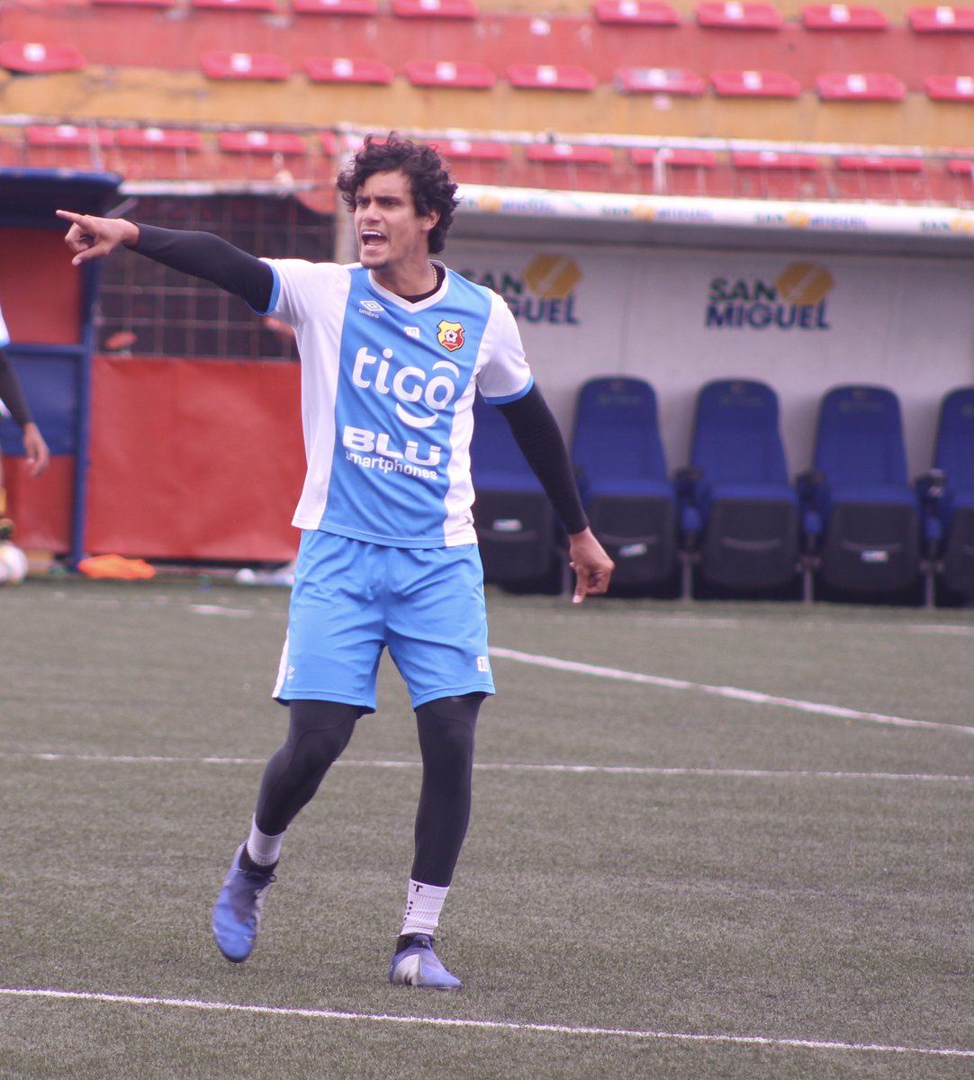 Sin regalar nada, luchando cada balón ¡Vamos con todo !#DaleDuro 💪👍⚽️ #Semifinales CSH🆚SC