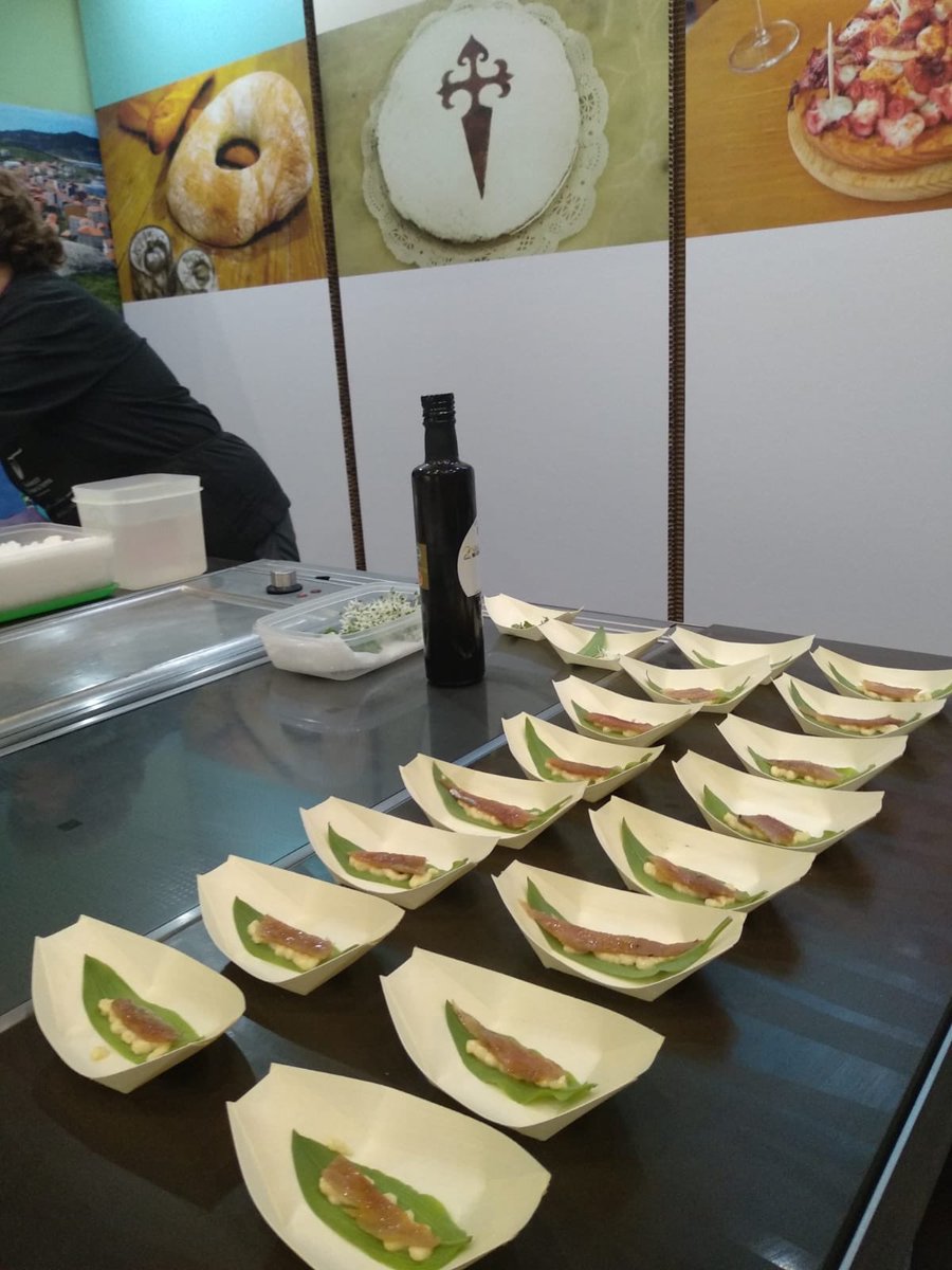 Nuestro #aove está en la Feria Ibérica del Turismo #FiTGuarda en Guarda, Portugal 🇵🇹 de la mano de <a href="/GuitianMayer/">Guitián Mayer</a> dentro de una #tapa de inspiración medieval con un ajoblanco de almendras y caballa curada en sal como se hacía tradicionalmente en Galicia