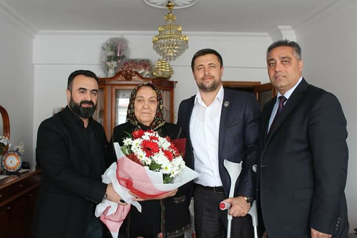 Vakfımız Genel Başkanı Gazi Lokman Aylar ile Yönetim Kurulu Üyesi Gazi Mehmet Eğin ve Gazi Yusuf Atak,  ‘Emanetiniz emanetimizdir’ kapsamında 1979 yılında Diyarbakır’da şehit edilen Dursun Candan’ın eşi Hava Candan’ı ziyaret etti. Vakıf bronşu ve çiçek hediye edildi.