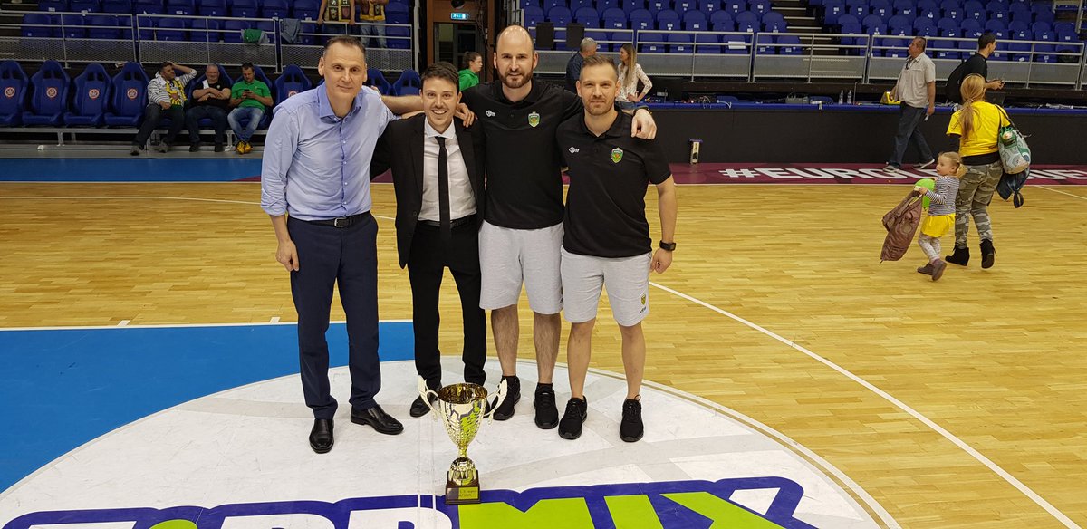 Robertoih5's tweet photo. La liga PERFECTA, la Copa y la Final Four. Amanda Zahui nos bañó en Champán pero ganando todo es maravilloso.
Ale, vámonos para casa que otros retos llegarán... https://t.co/iq51hXvPcf