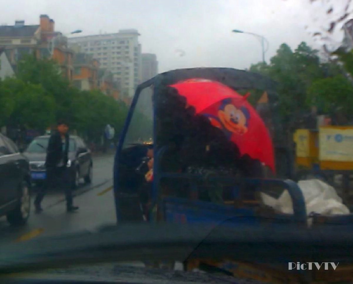 PicTVTV's tweet image. If you are driving in China, Watch out for the Sheep and the Mickey Mouse! 😀🐭 #China #Mickeymouse  #Driving #Sheep #Watchout
youtu.be/KolCEJgo6z0