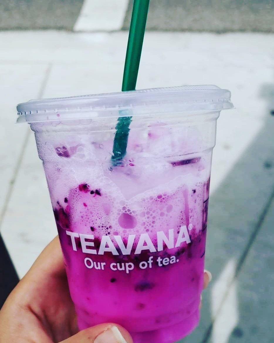 XanXOXOMusic's tweet image. When you&apos;re sick and tired and @sarabruton gives you this delicious beauty and then suddenly everything is okay in the world. 
#allbetter #friendswhoworkatstarbucks #fruitydrinks #yummy #notasgoodasthepinkdrinkbutstillgood