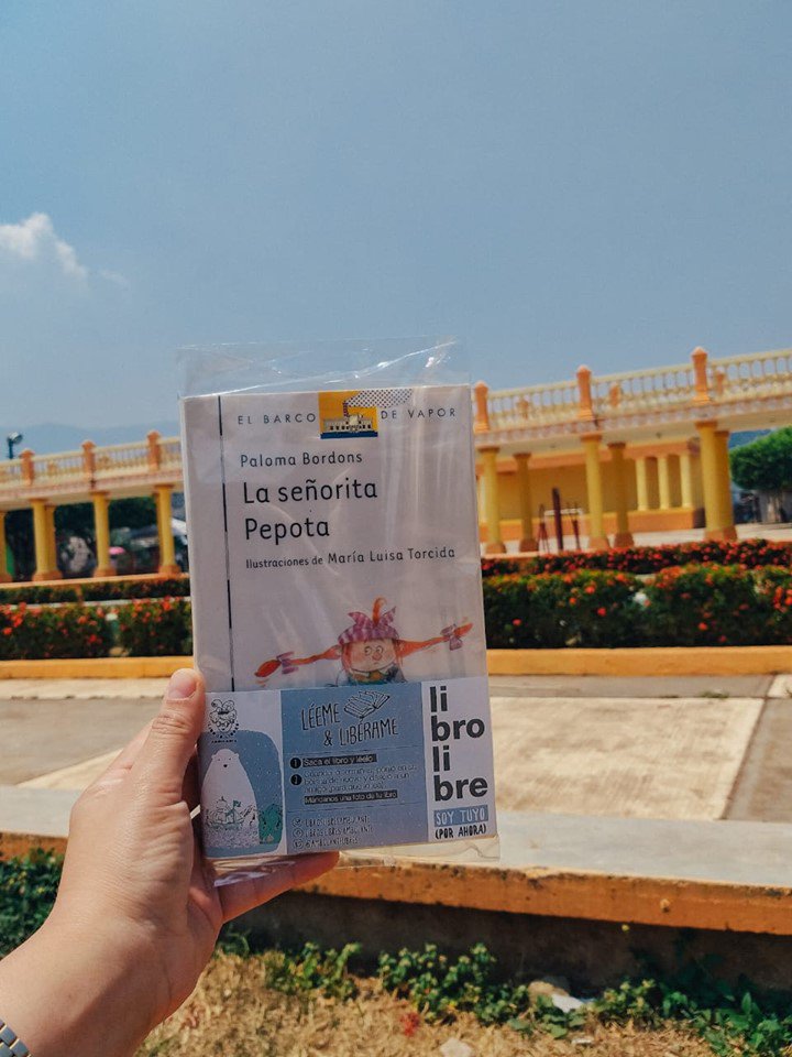 LibrosAmbulants's tweet photo. ✨El sur de Veracruz todos los días sufre de notas rojas, las cuáles lamentablemente han sido protagonizadas por niños.✨
Por eso nos dimos a la tarea de recordarles lo bonito de soñar a través de lo que mejor sabemos...  📚¡Liberar! 🚀 https://t.co/2vmKmNaWok