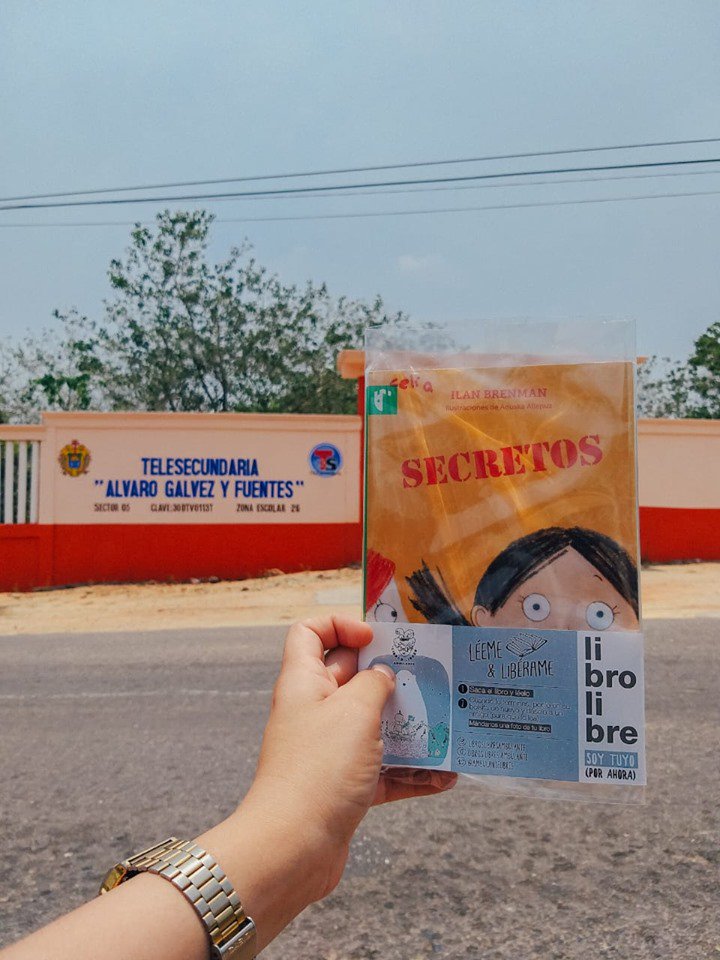 LibrosAmbulants's tweet photo. ✨El sur de Veracruz todos los días sufre de notas rojas, las cuáles lamentablemente han sido protagonizadas por niños.✨
Por eso nos dimos a la tarea de recordarles lo bonito de soñar a través de lo que mejor sabemos...  📚¡Liberar! 🚀 https://t.co/2vmKmNaWok