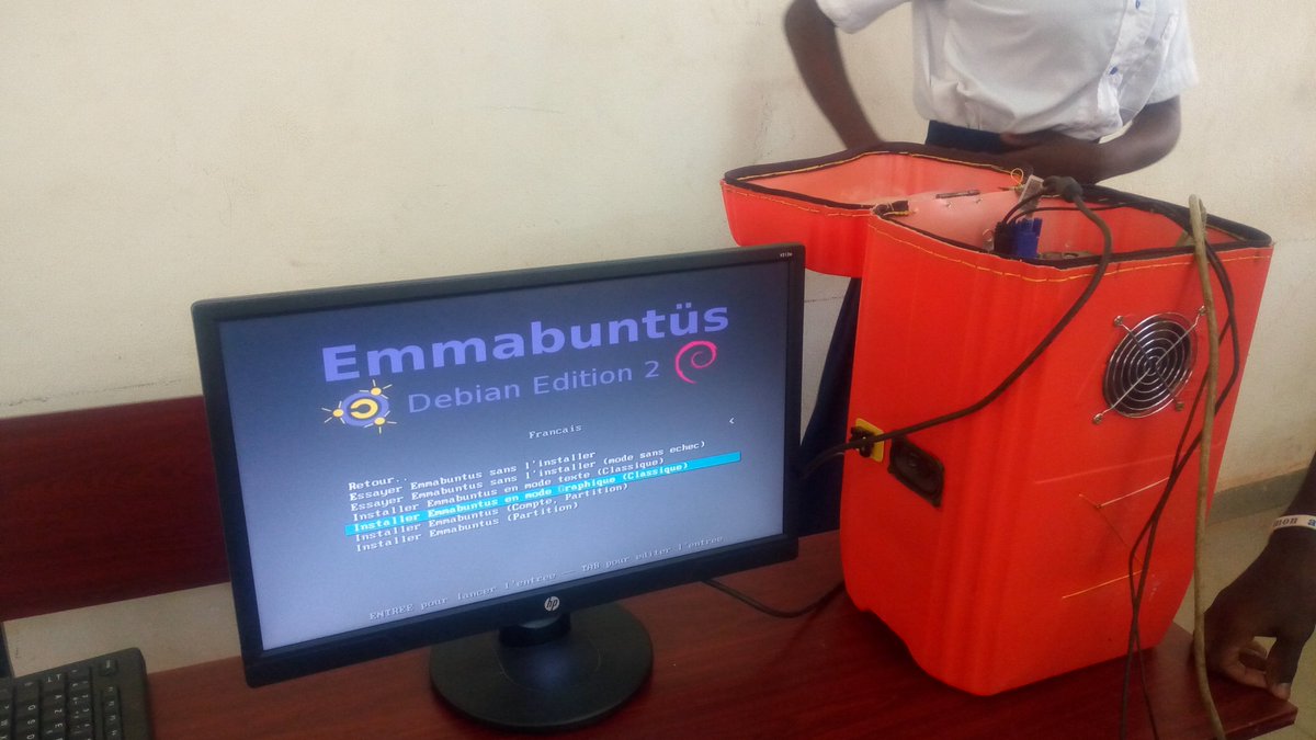 ubunteam's tweet image. recycler, tester, monter et donner vie a un nouvel ordinateur? Elles l&apos;ont fait et savent desormais installer un système #linux comme des grandes. #LinuxPresentationDay #Ubunteam #freedom