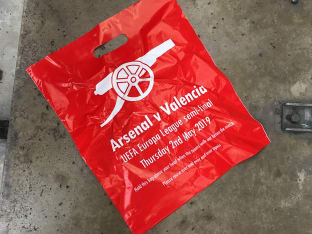 ArsenalFever360's tweet photo. Arsenal have gone with bags, rather than flags, for their fans to wave tonight.
In case Gunners fans are unsure what to do with them, they have instructions too: 'Hold this bag above your head when the teams walk out before the match'. https://t.co/gxFrXKfvWo #COYG #AFC #Gunne…