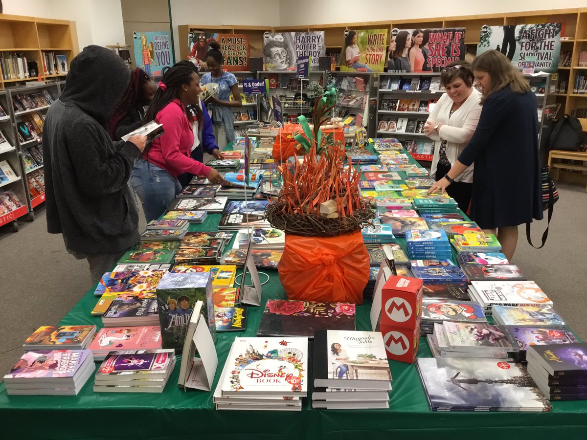 READfunREPEAT's tweet photo. Scholastic Book Fair at PCA started! 📚🦕🌋🦖🍖@valerie_merlo @PghClassical @Scholastic https://t.co/OPaCRxXzuW