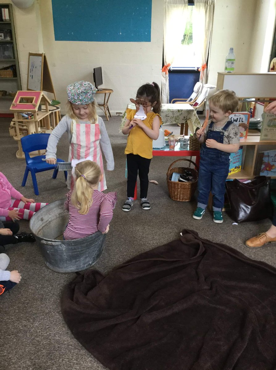 Diolch yn fawr i Miss Davies (athrawes cynradd dosbarth Cymraeg) am ddod i'n gweld ni heddiw i darllen stori Mrs Wishi Washi, canu a actio gyda ni, am hwyl!  <a href="/BroHyddgen/">Ysgol Bro Hyddgen</a> <a href="/MudiadMeithrin/">MudiadMeithrin</a> <a href="/PowysFp/">Powys FL team</a>