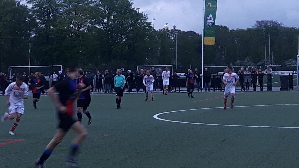 Aardig wat publiek afgekomen op deze kraker van een #halvefinale #MidwestCup. We gaan rusten met de brilstand 🤓 <a href="/BVC_Bloemendaal/">BVC Bloemendaal</a> - <a href="/vvZwanenburg/">vv Zwanenburg</a> nullllull