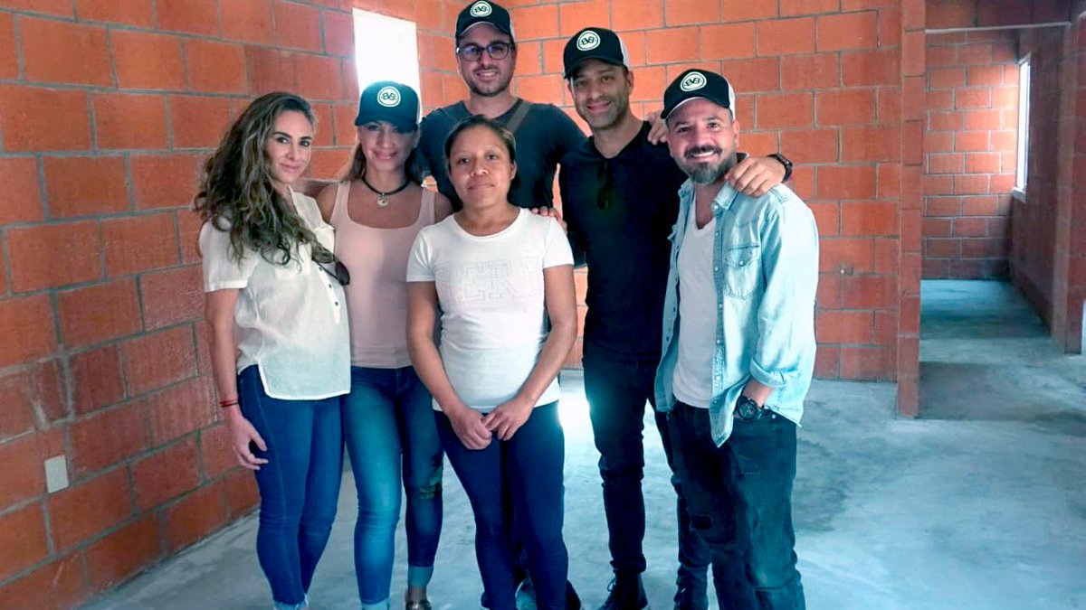 BOBOProduccion's tweet photo. ¡Misión cumplida! @ARIBOROVOY, @Maya_Karunna, @PabloZacarias y @rodrigosieres, con @fideicomisofmx, entregaron 50 casas en Acteopan, Puebla para las familias damnificadas de los sismos de 2017. 🏘

#EntregadoPorFFM #SomosBOBO https://t.co/eI8ds059aJ