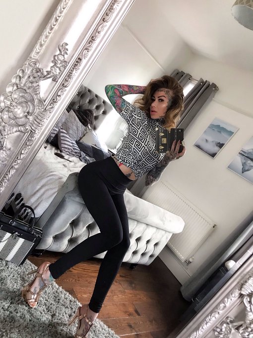 Rare pics of me in clothes and out off my natural habitat 😂💖 https://t.co/IshnyTcBuy