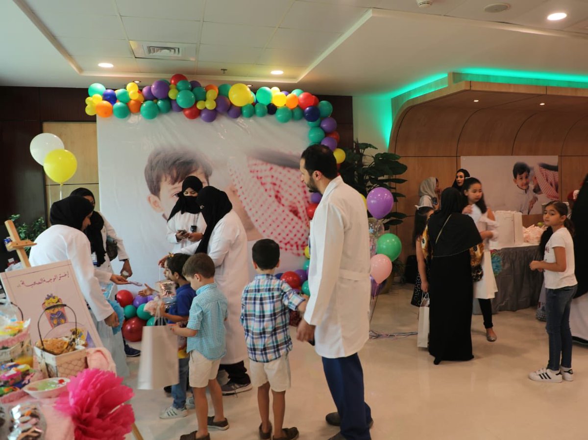 لتعريف الأبناء على طبيعة عمل آبائهم إقام #مجمع_الملك_عبدالله_الطبي بجدة فعالية يوم الأسرة تحت شعار #يوم_مع_والدي تعزيزاً لأواصر المحبة والألفة فيما بينهم وتحفيزاً لأبنائهم وتشجيعهم على حب العمل