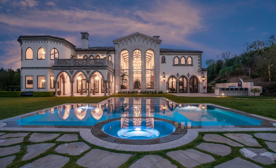 emranakaemzy's tweet image. A follower bought me a mansion omg.I didn't even give them my address,they left it somewhere I could pick it from 😌 SuCh A NiCe GeStUrE