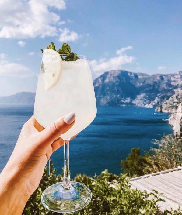 flightsitesbite's tweet photo. One more day until the weekend, I need this drink in my hand and a nice view! 🍾 https://t.co/TCQiPvircj