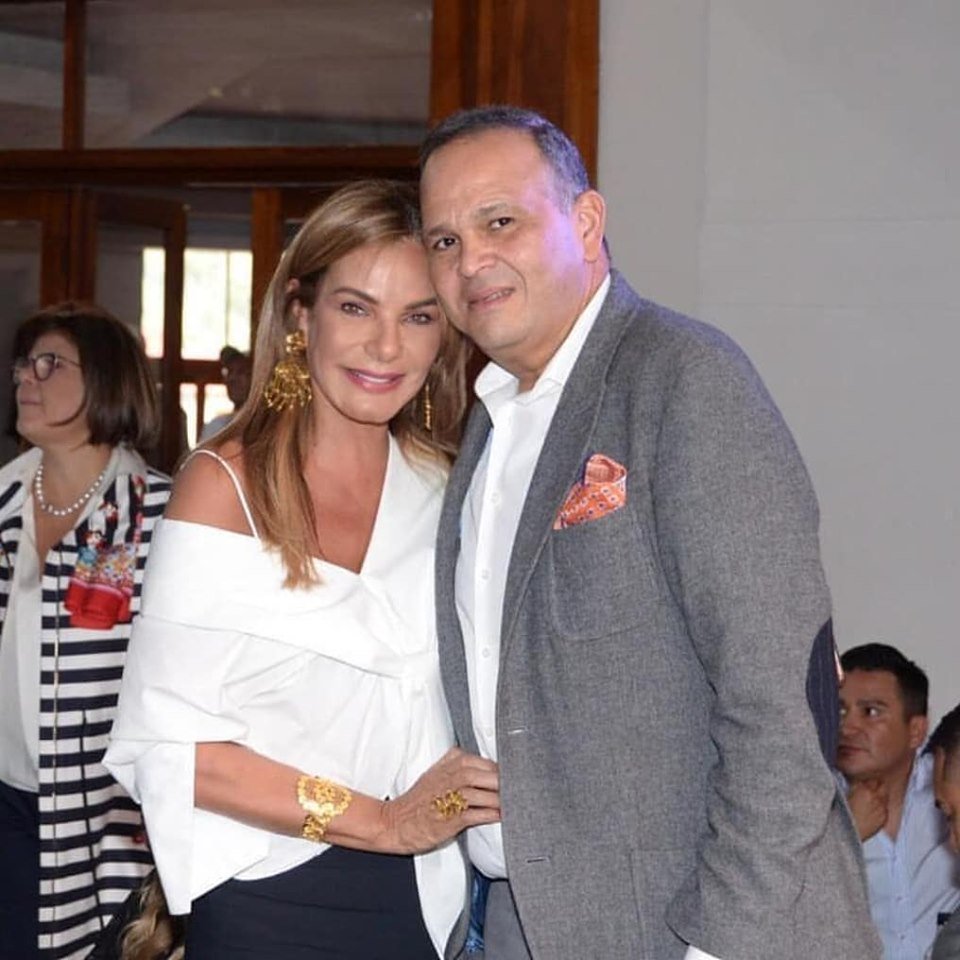 RevistaSOONCol's tweet photo. #SoonInforma la dolorosa noticia del fallecimiento del empresario #JoseHernandezAponte, esposo de la #exSeñoritaColombia #MariaMonicaUrbina quien fue asesinado en medio de un atraco en Brasil. Extendemos nuestras mas sinceras condolencias a su familia. QEPD https://t.co/tJRjnWD5eb