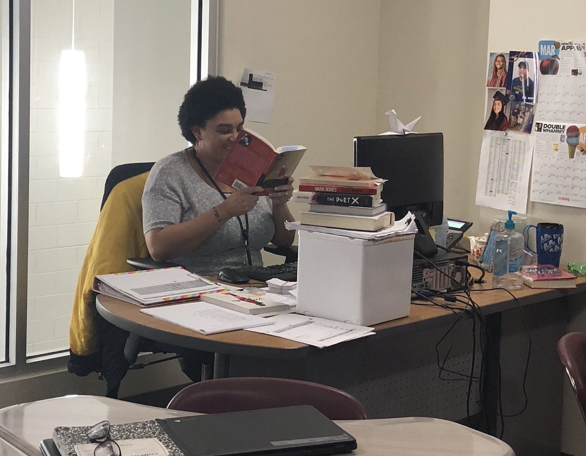 deborahhilton11's tweet photo. Caught reading in class! #DropEverythingAndRead #ReadingWithStudents @doloresmoncada7 #LISDVIP https://t.co/ItwOvBPcwd