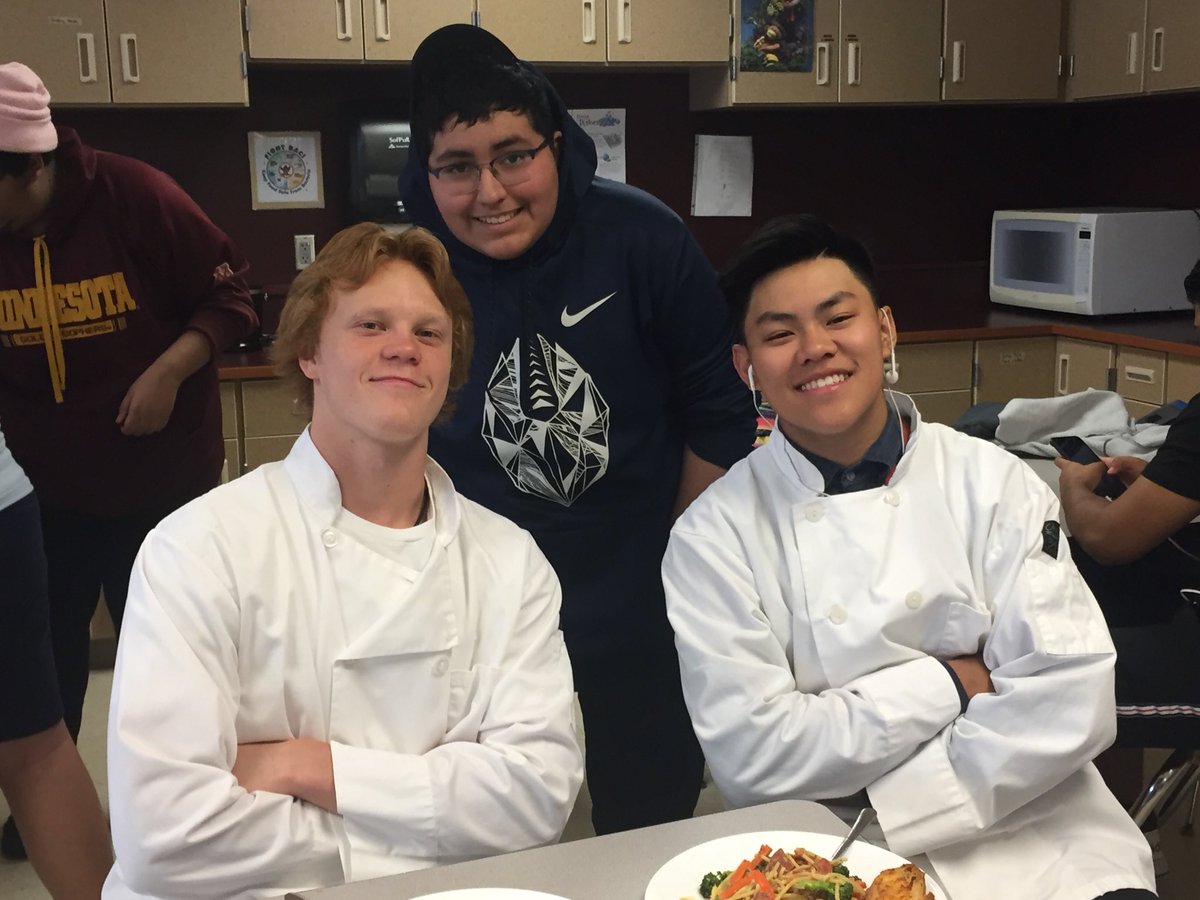 Asfeld1's tweet photo. Yum! In Cooking in Motion we made sautéed vegetables with spaghetti noodles and garlic cheese bread. 😍
@BurnsvilleHS
@ISD191
#one91 https://t.co/84bcF2DKqM