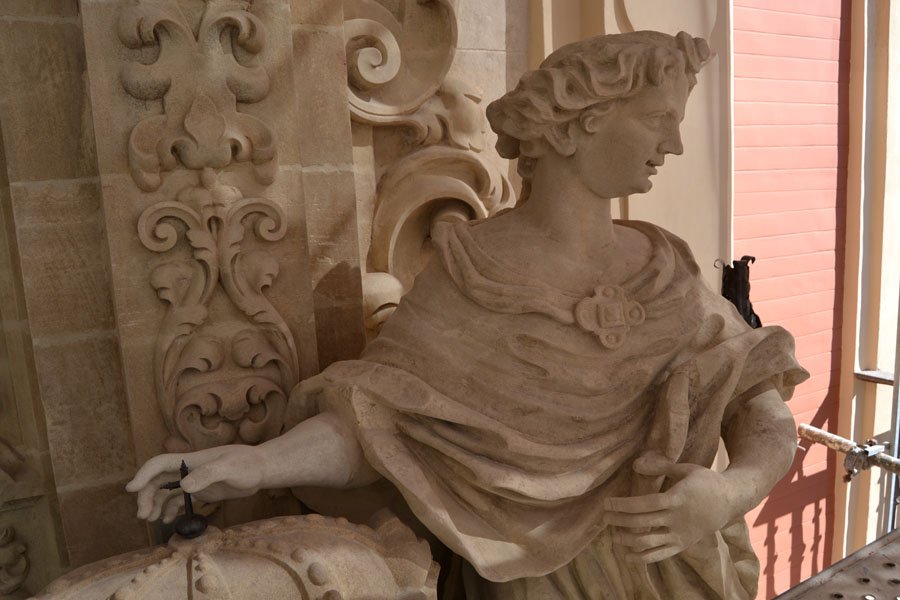 Davsegper's tweet photo. Reposiciones de fragmentos escultóricos en la portada principal del Palacio Arzobispal de Sevilla. Mas información en: https://t.co/Jc2pMuPR1l https://t.co/ailCePZvxj