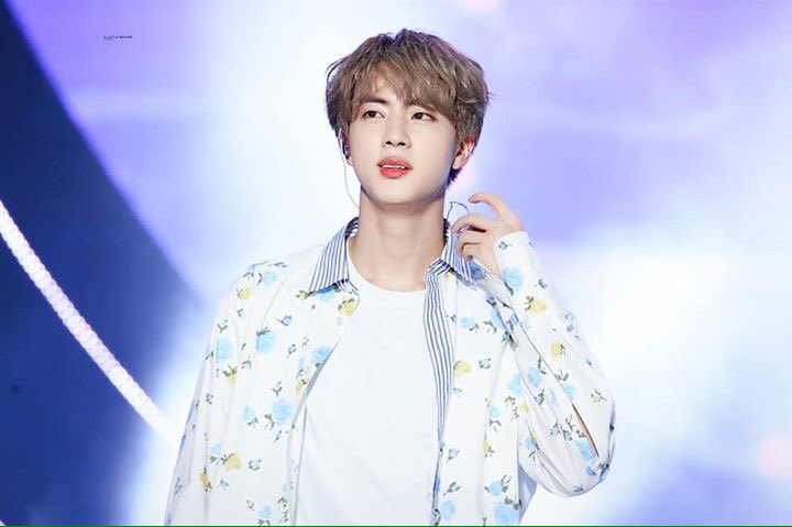 Binguyen2420's tweet photo. Yêu thương 1 thời em đã tương tư #FunkyRoseThrowingMan #2ndGuyFromTheRight
#ManInPlainBlackSuit #KimSeokJin https://t.co/qKxis6XUPU
