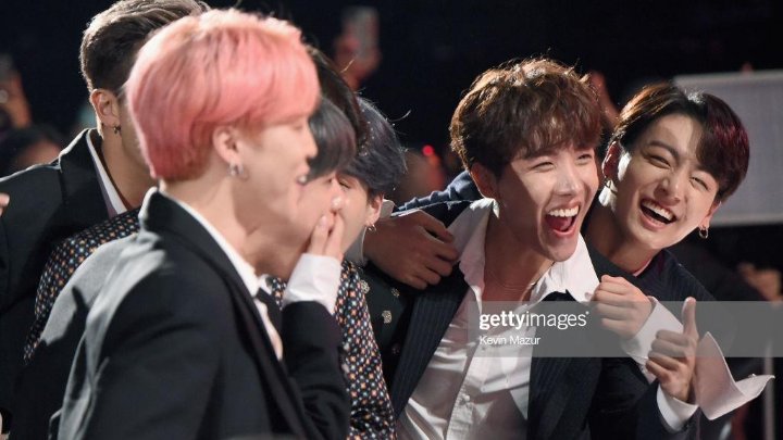 VegetaJimin's tweet photo. #BBMAs BTS 👑 #BTS #TopDuoGroup_Winner
Jungkook seeing Jimin and Jin's reaction while hugging his hobi hyung https://t.co/VQlE5xJqRi