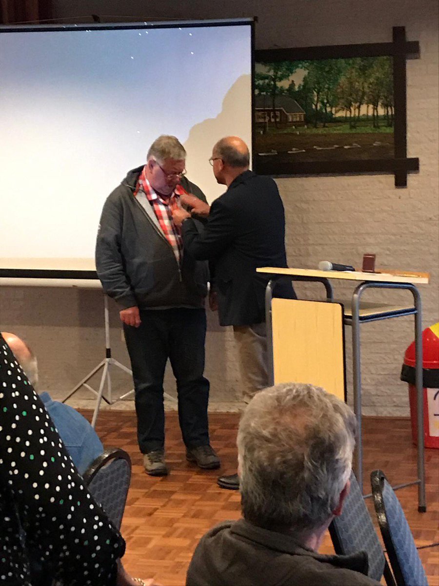 PI9CAM's tweet photo. Vanavond tijdens clubavond VERON afd. Assen de Gouden Speld uitgereikt aan Eene PA3CEG in aanwezigheid van XYL Janna wegens zijn grote inzet en betrokkenheid bij #PI9CAM en contestgroep Assen PI9A. Wij feliciteren Eene van harte namens alle collega's bij PI9CAM! @radiotelescoop https://t.co/aCVefRQ2vy