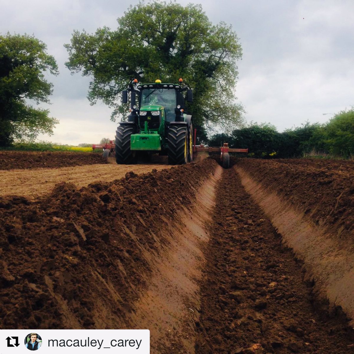 BenBurgessAg's tweet photo. Correct set up partnered with @JohnDeere guidance and #BBRTK assist the performance of the JD 6250R on a 4 body @GrimmeUK ridger. Thanks to our FarmSight specialist Macauley Carey 👍🏼 #grimme #johndeere #benburgess #potatoplanting #ridging #farmsight #guidance #precisionag https://t.co/hI60jmysd5