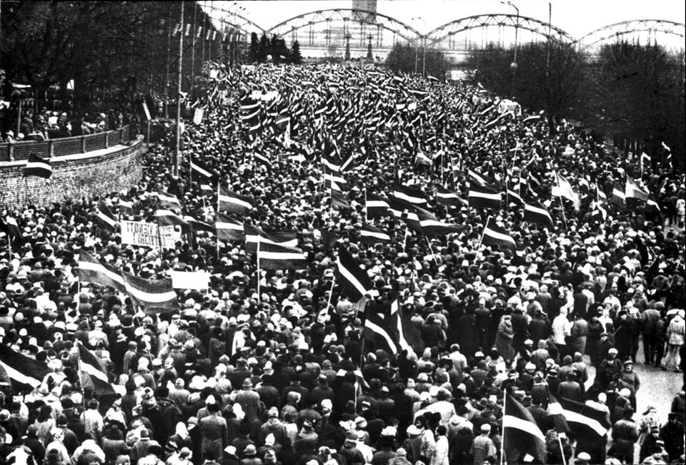 Народно национальное движение. Народный фронт Латвии 1990. Независимость Латвии 1991. Народный фронт в Латвии 1989. Народный фронт перестройка Прибалтика.