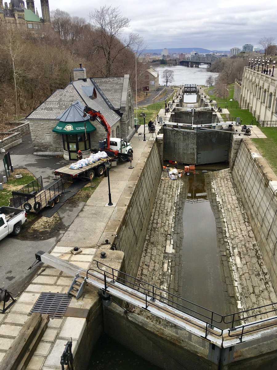 Guy_Theriault's tweet photo. The @ParksCanada @RideauCanalNHS maintenance crew is working hard on the sluices and gates before the opening of the 2019 navigation season in #MyOttawa at #OttawaLocks @BytownMuseum #RideauCanal https://t.co/q1UkCWtT06